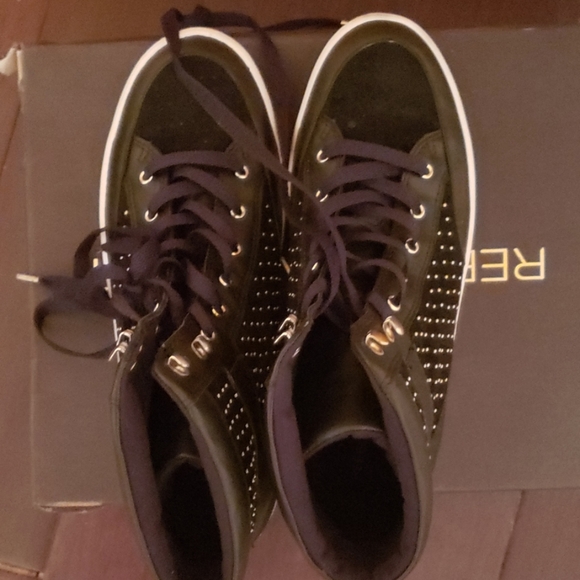 Sneakers - Picture 1 of 6